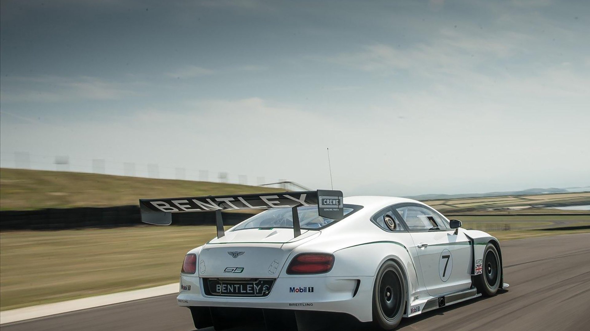 多语言解说:让全球观众零距离“看球”