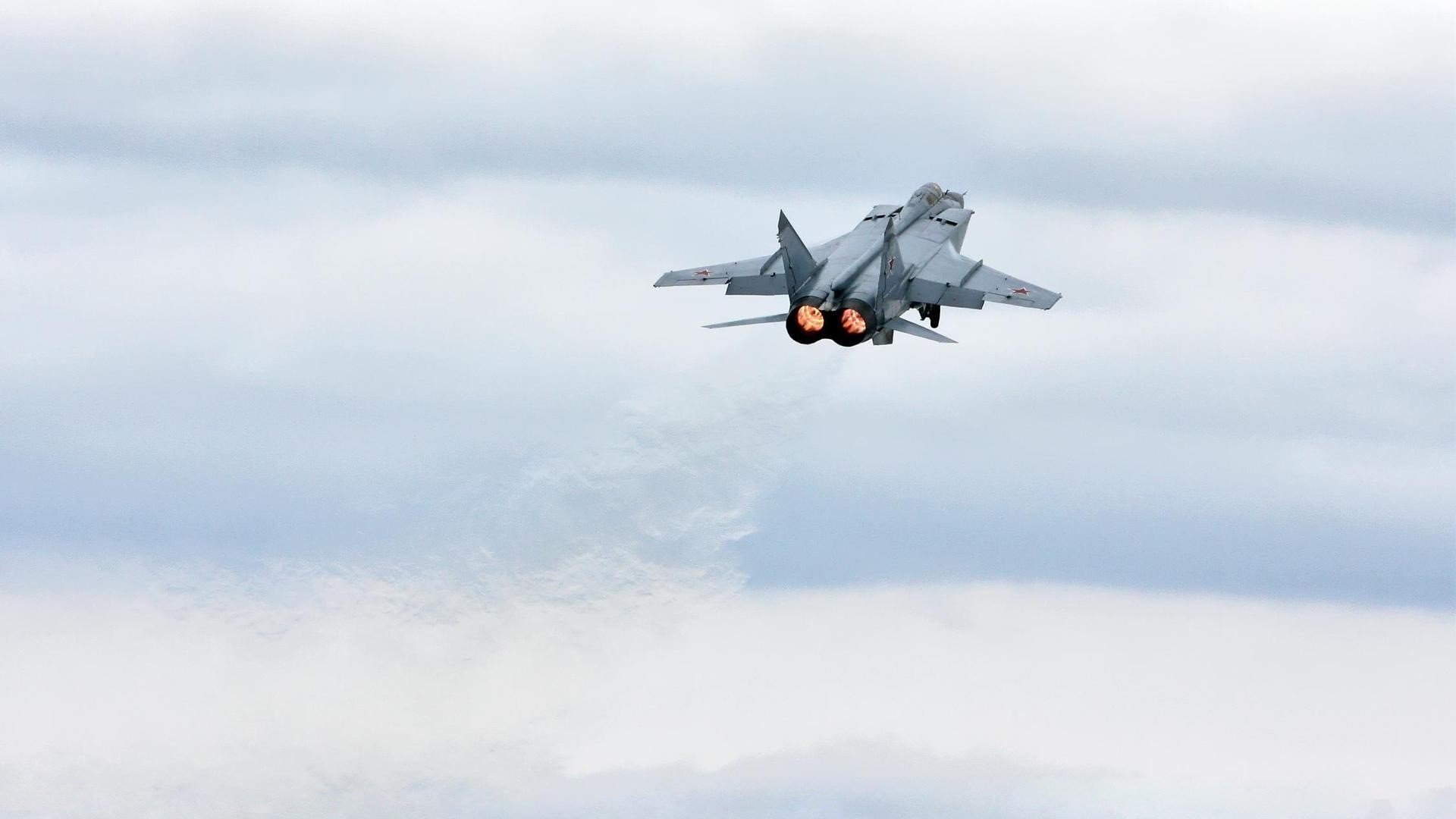 张雨霏和教练反复推敲技战术细节,张雨霏教练评价